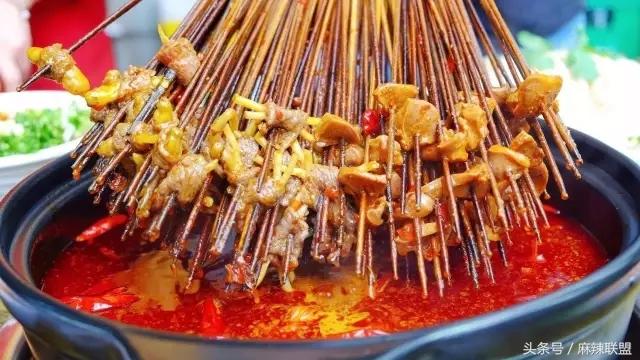 成都洪七公吃串串，砂锅串串香锅底怎么做新鲜又好吃